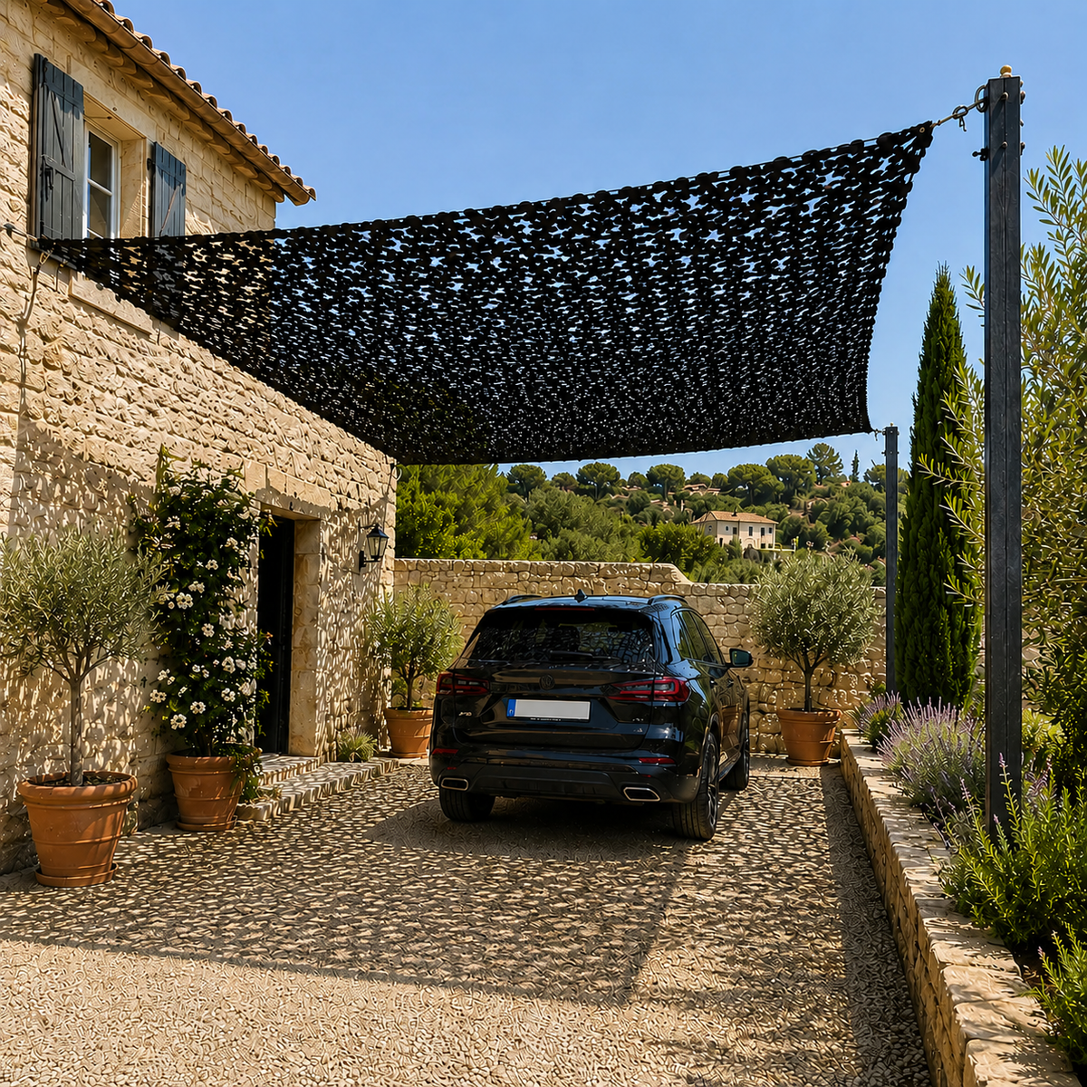 Terrasse de restaurant ombragée par un filet de camouflage vert olive Image