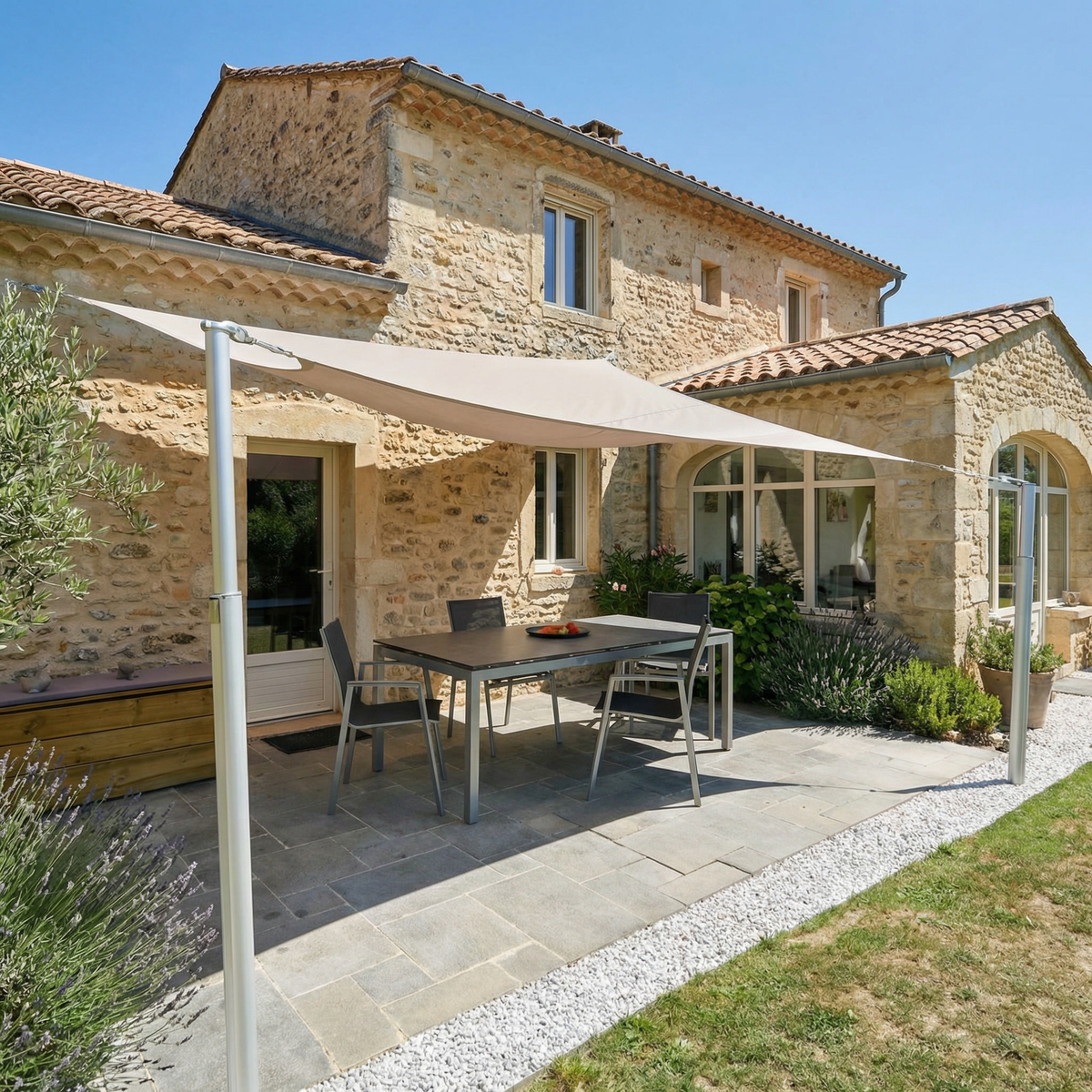 Mât télescopique aluminium Camofil soutenant un filet de camouflage sur une terrasse de villa.